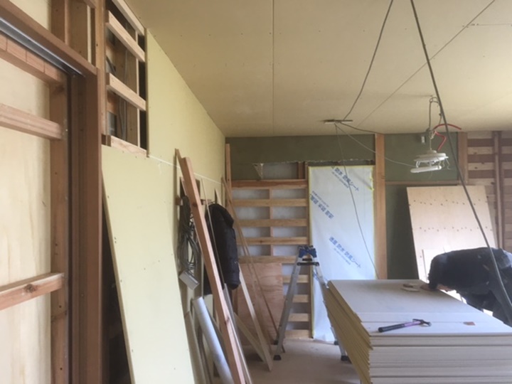 壁紙が貼れるよう天井、壁に12㎜のボードを貼っていきます。