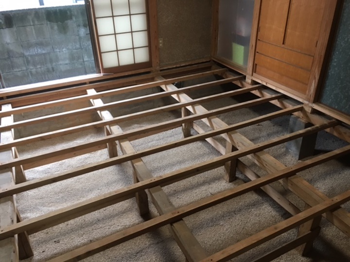 施工中<br />床下地を組んでいきます。