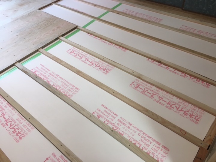 断熱材をいれていきフロア下地のコンパネを貼ります。