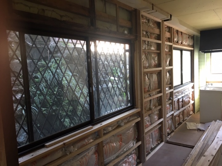 間仕切り解体後外部に面する部分の断熱材を入れ替えます。