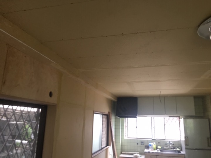 クロスを貼るための下地を造ります