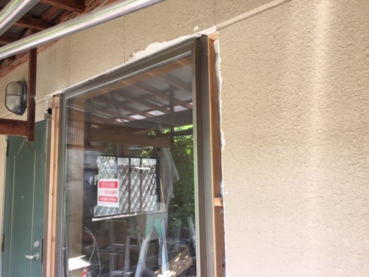 サッシ施工中