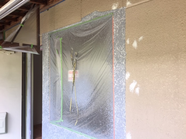 新しくサッシを入れた後、外壁の模様、色を合わせます。