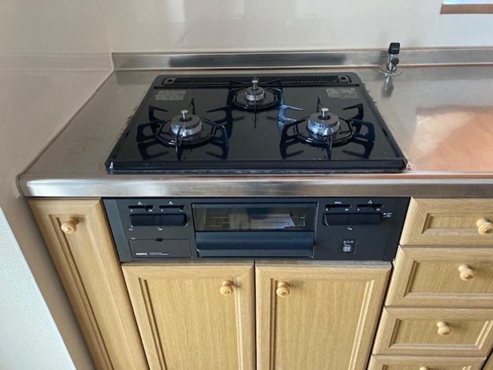 キッチンはそのままでガスコンロを交換しました。