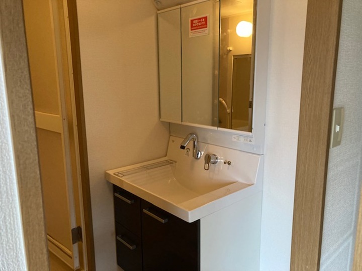 洗面台施工前<br />収納力のある3面鏡に交換いたしました。