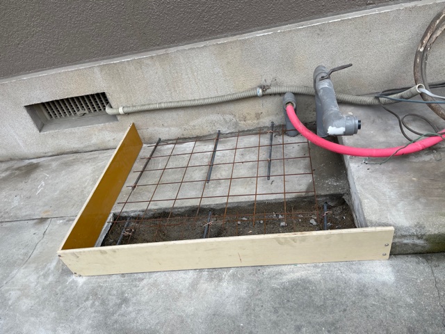 既存のエコキュートを取り外し土間打ちします。