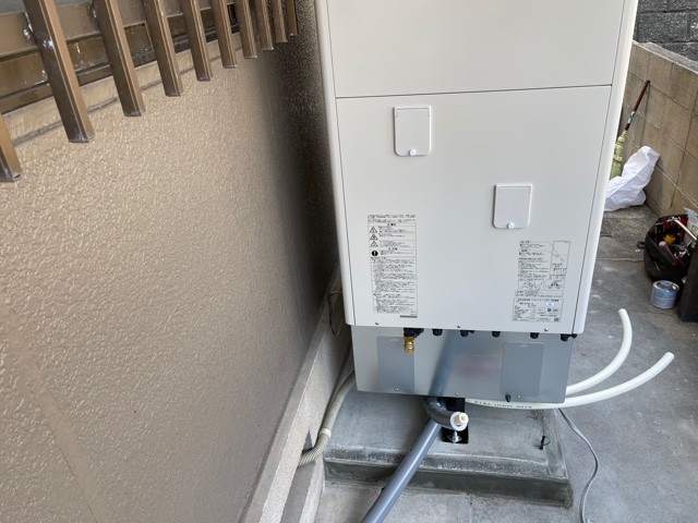 新規エコキュート設置<br />配管を接続します<br />エコキュート設置前にステンレスのアンカーボルトでしっかり固定した後、配管工事をします。<br />エコキュートタンクに水が入ると400㌔から５００㌔の重さにおなるので錆びないステンレスボルトでしっかり固定します。