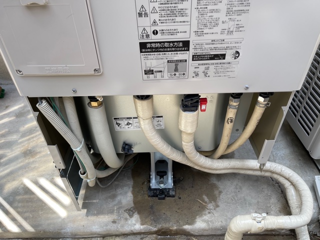 既存エコキュート取り外し<br />新規エコキュート設置<br />エコキュート設置前にステンレスのアンカーボルトでしっかり固定した後、配管工事をします。