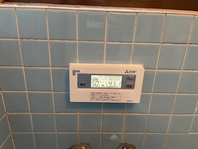 お風呂リモコン交換後<br />リモコン周囲はコーキングで防水処理をします