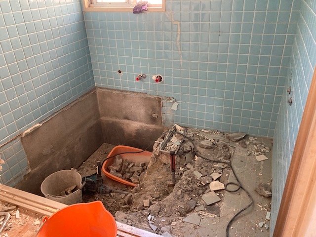 既存浴室解体します。