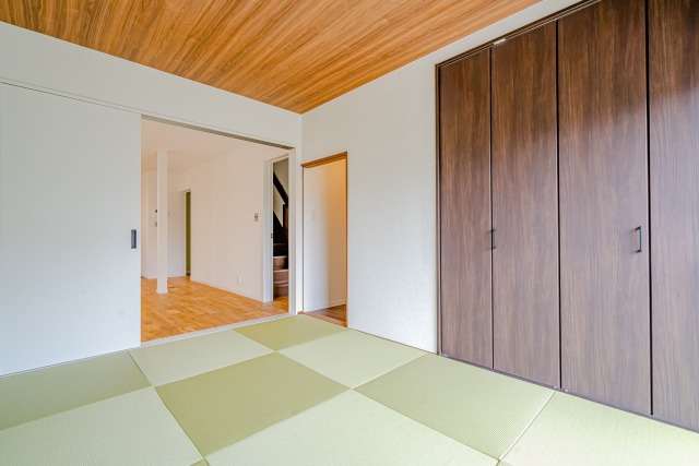 床の間はクローゼット、入り口襖は３枚連動建具に変更です。