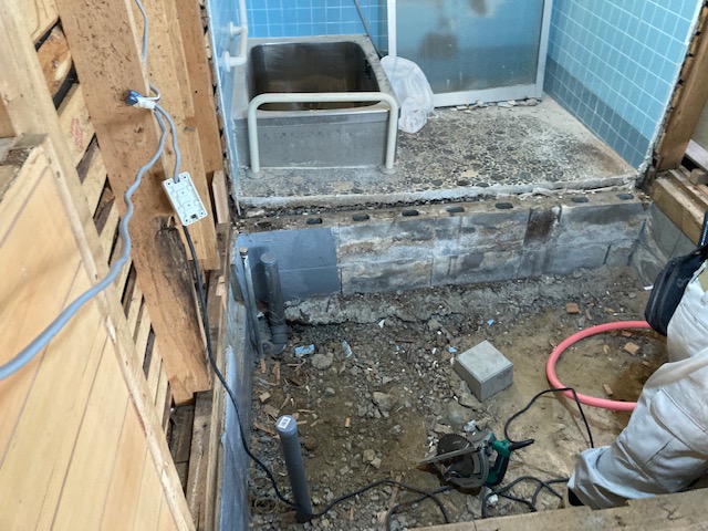 浴室を1216から1616に40㎝大きくしますので洗面、浴室のブロック基礎を解体します。