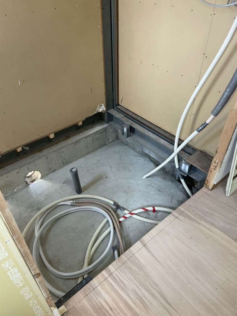 解体後は決められた高さと厚さでコンクリート土間打ちをします。<br />