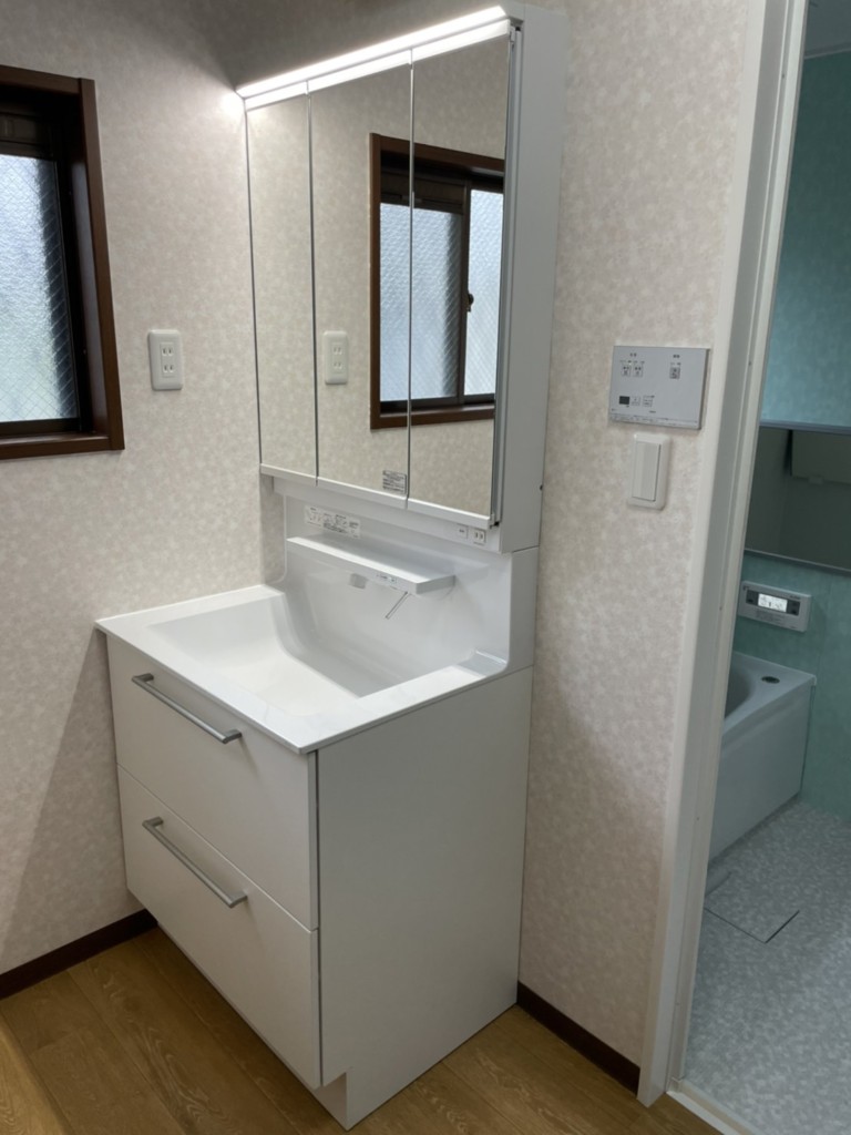 内装も新しくし、洗面化粧台は自動水栓付きです。