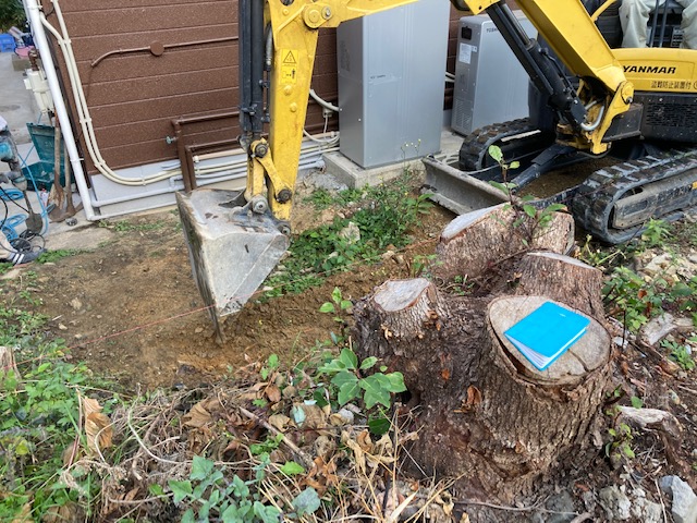 重機で樹木の根、残土を処分していきます。