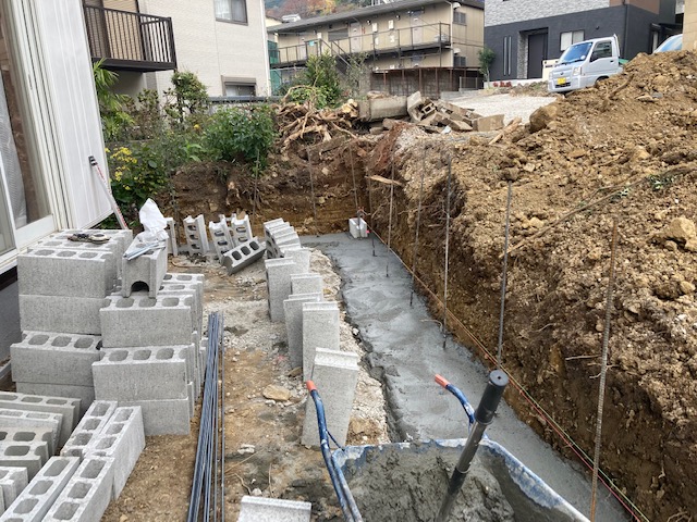 土留めブロックの下地基礎工事を行っています。