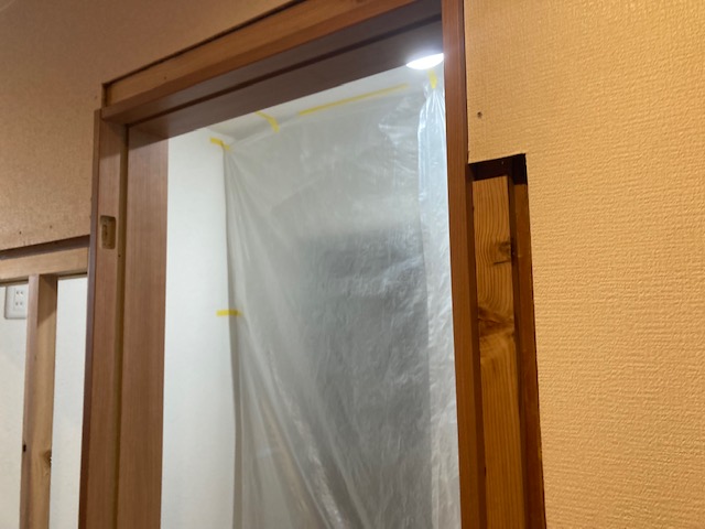 片引きから片開に変更なため新しい建具に合うように壁を開口します。