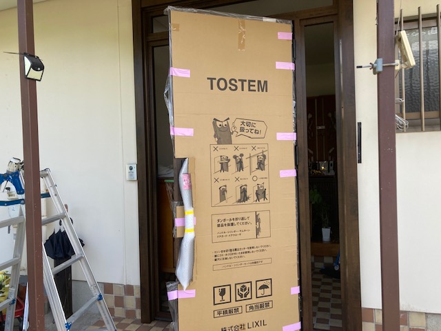 施工中<br />玄関ドア取付後、両袖の断熱ガラスを入れていきます。