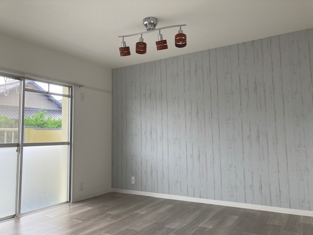 リビング壁1面はアクセントクロスです。