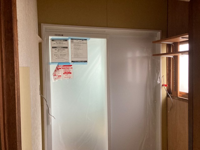 ユニットバス設置後、枠及び壁を補修していきます。壁補修後、壁紙を貼っていきます。