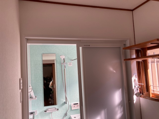 壁紙、床クッションフロアを施工後、洗面台を取り付けます。