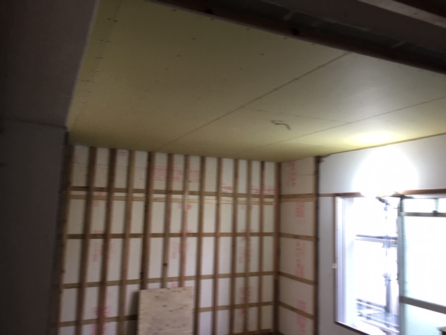 下地設置後、ボードを貼っていきます。