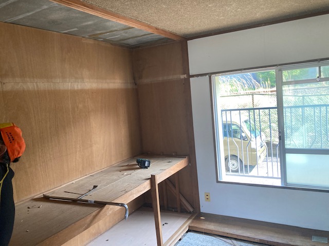 オク6畳押し入れ解体していきます。