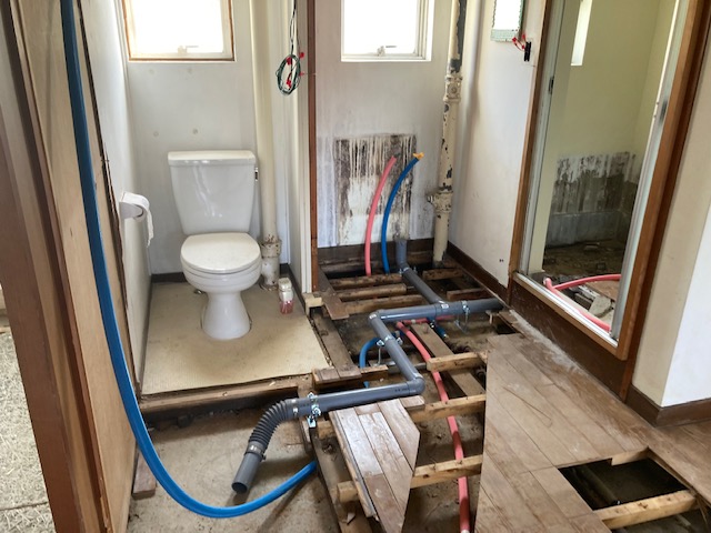 解体後、給排水工事を行います。新たに洗濯機置き場を新設します。