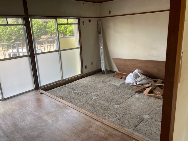 間仕切りを解体していきます。