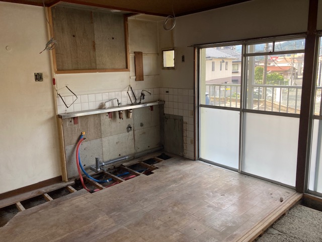 キッチン解体後給排水工事を行っていきます。