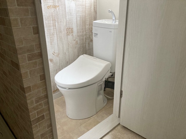 浴室コンクリート土間に浴室用のシートを貼りました。