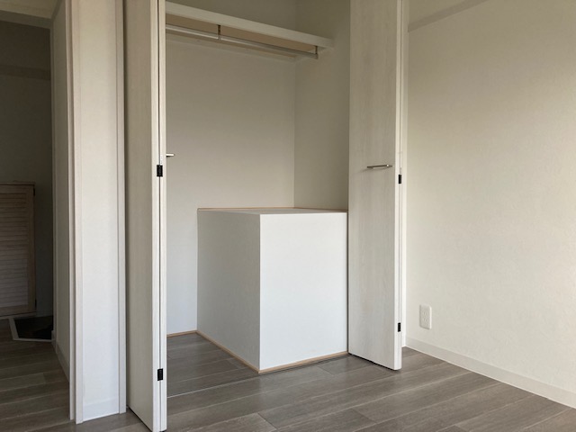 クローゼット中、枕棚ポール取付後