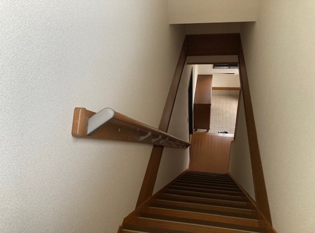 階段施工後<br />手すりを取付ることで上り下りが楽になりました。