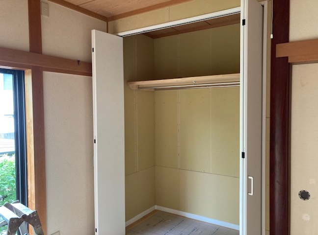 枕棚、ポールを取付服をかけれるようにいたしました。