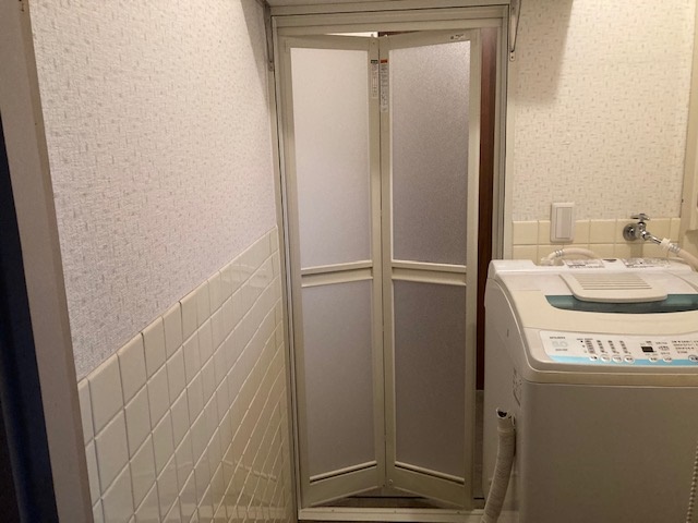 浴室ドア交換後<br />カバー工法で施工いたしましたので<br />壁床はそのままで施工できます。