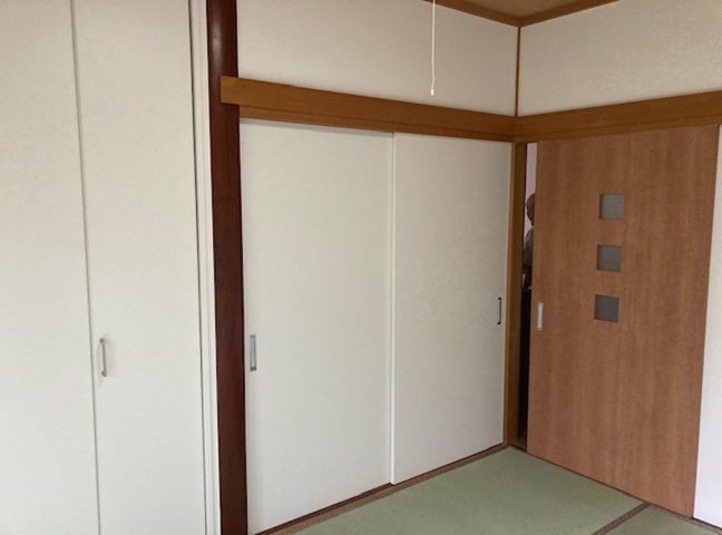 襖を撤去し板戸に変えました。入口は人の動きが分かるようガラス入りです。