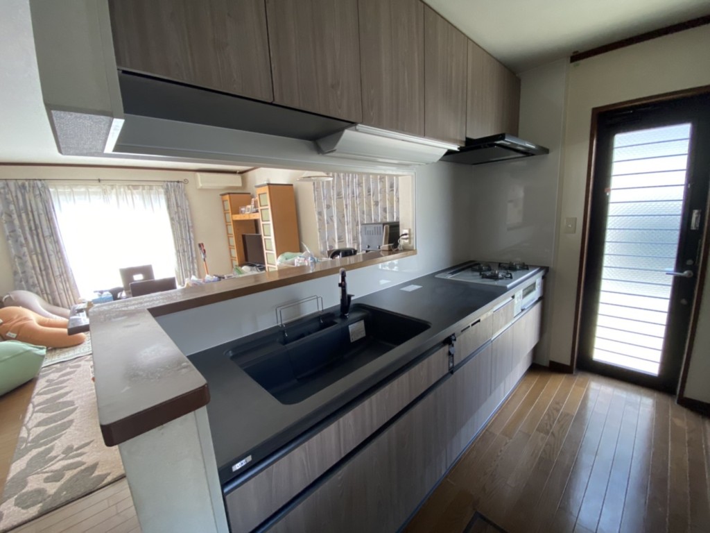 施工後キッチンとなります。天板はセラミックになります。