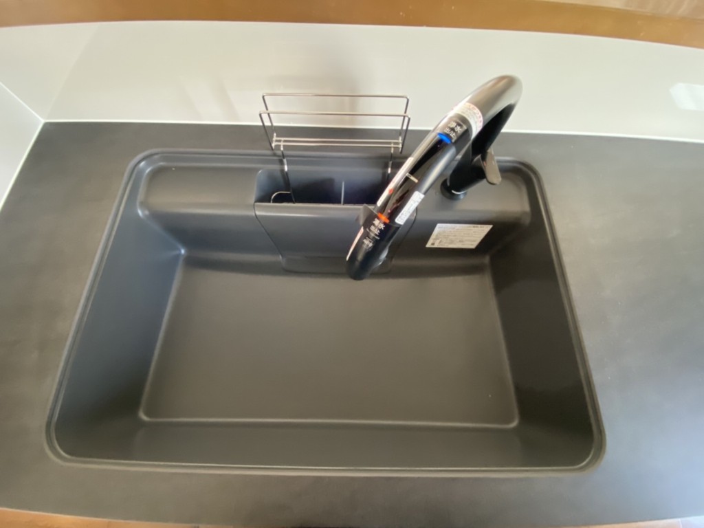 シンクとなります。水栓は自動となっています。