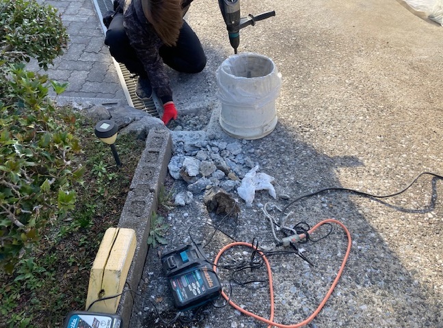 施工中<br />4本の柱を立てるので４か所斫ります。