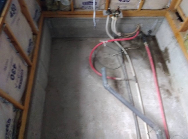 施工中<br />浴室を解体して、<br />給排水工事や電気配線、換気ダクト工事をします。