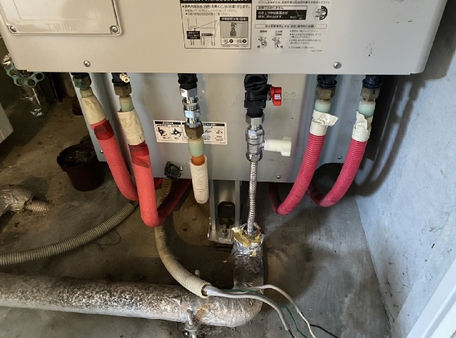 施工中<br />エコキュート設置前にステンレスのアンカーボルトでしっかり固定した後、配管工事をします。