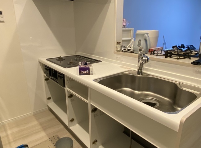 施工中<br />扉を取り外し、キッチンを解体していきます。