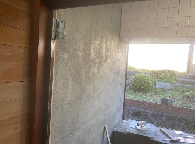 浴室施工中<br />既存浴槽取り外し<br />タイル壁、下地バス板を解体します。