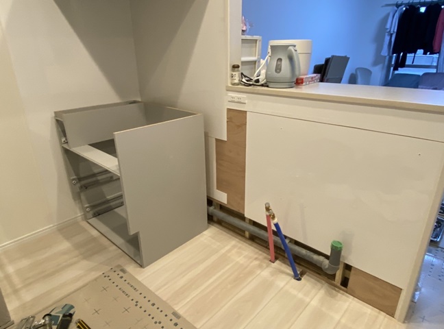 施工中<br />キッチンを取り外していきます。