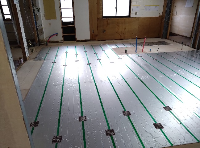 床リフォーム工事北九州市戸畑区　床暖房設置工事中の様子