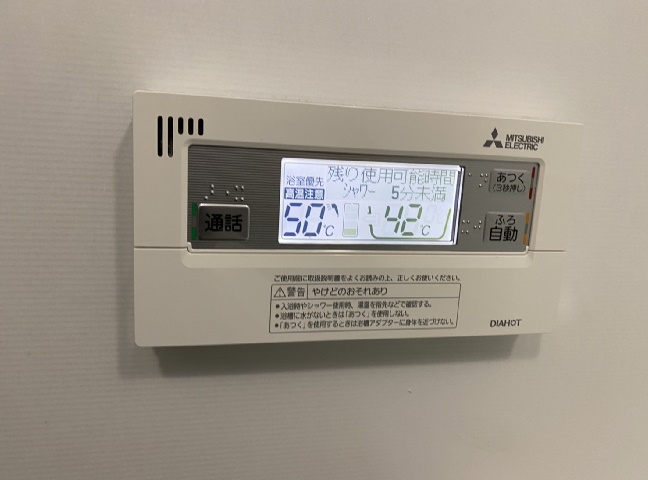 お風呂リモコン交換後<br />リモコン周囲はコーキングで防水処理をします。