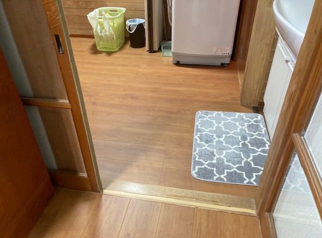 施工後<br />こちらも既存の床の上に１２ミリのフローリングを貼ります。<br />洗面台も取り外し、取付ました。<br />洗面台の下はクッションフロアを張りました。