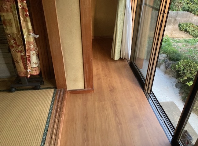 施工後<br />こちらもフローリングを上貼りしていきます。Lアングルの設置も行いました。