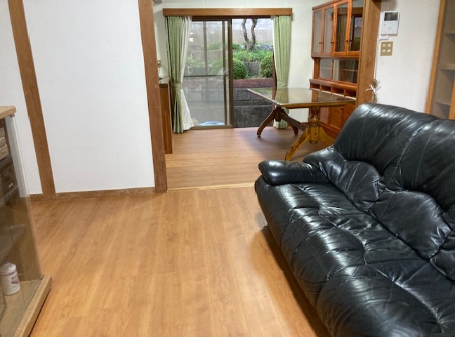 施工後<br />１２ミリのフローリングを床の上から貼ります。