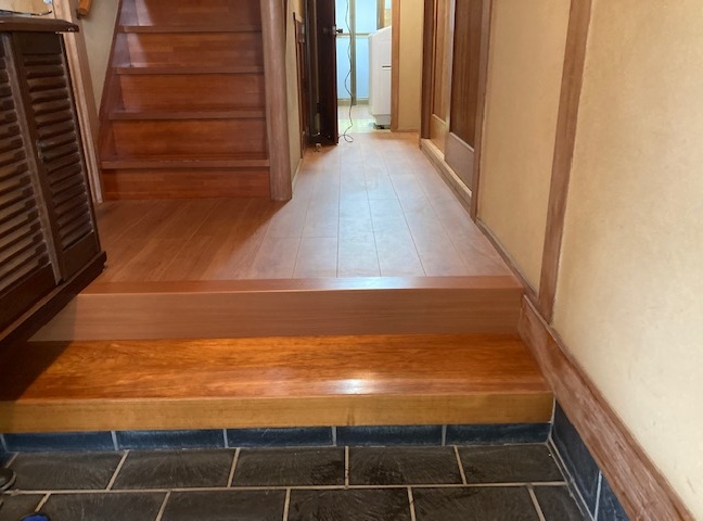 施工後<br />廊下もフローリング上貼りし玄関にリフォームカマチを取り付けました。<br />階段は段差見切りを設置しました。